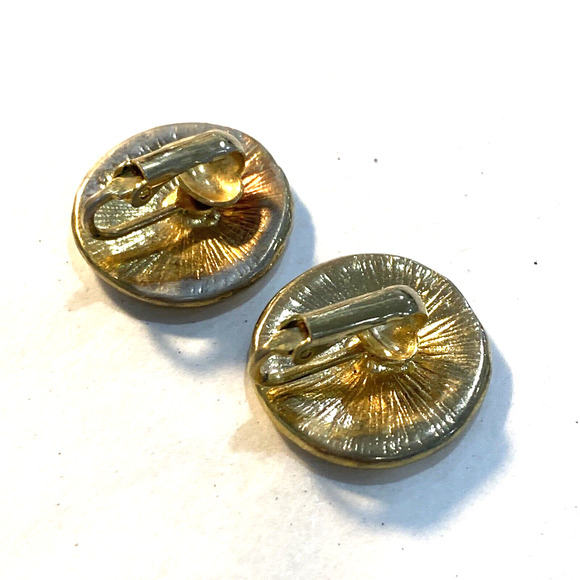 Vintage clip on earrings 1980’s style jewelry in goldtone & retro cream enamel - Picture 2 of 3